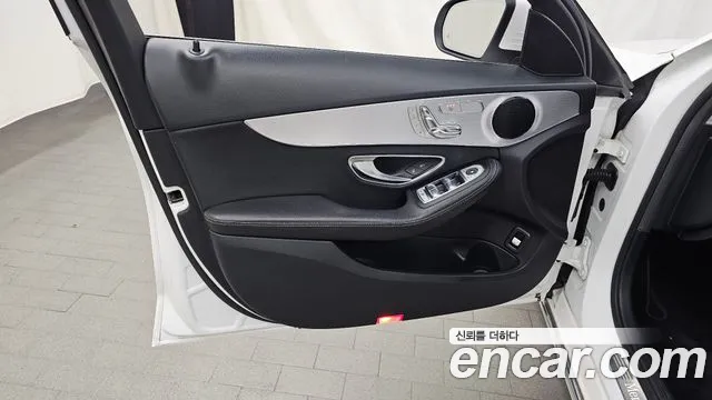 Mercedes-Benz C-Class 2018 thumb 3