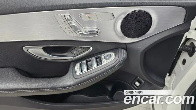 Mercedes-Benz C-Class 2018 thumb 7
