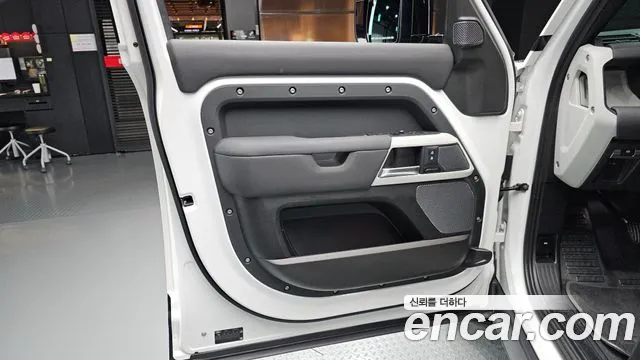 Land Rover Defender 2020 thumb 7