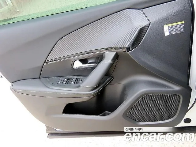 Peugeot e-2008 2023 thumb 2
