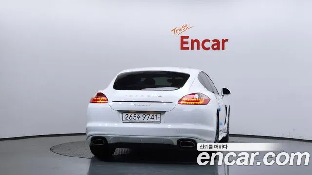 Porsche Panamera 2012 thumb 10