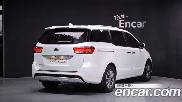 Kia Carnival 2017 thumb 10