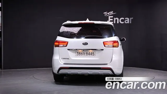 Kia Carnival 2017 thumb 11