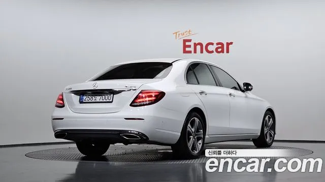 Mercedes-Benz E-Class 2017 thumb 10