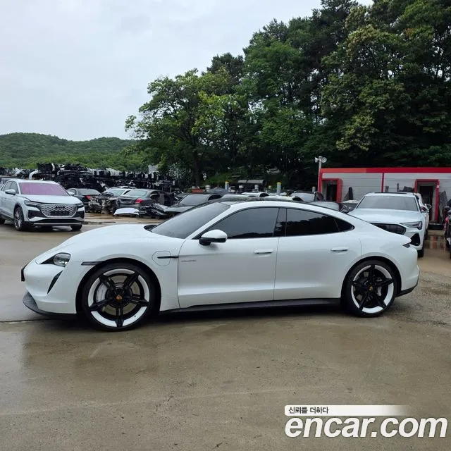 Porsche Taycan 2022 thumb 9