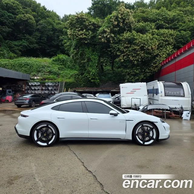 Porsche Taycan 2022 thumb 7