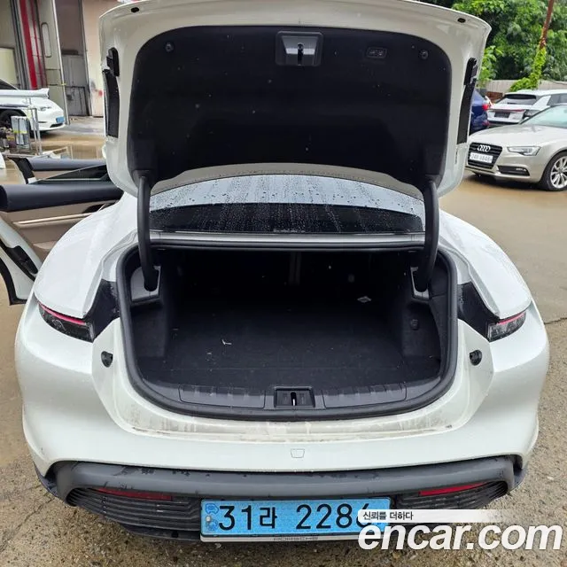 Porsche Taycan 2022 thumb 10