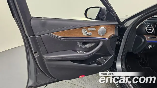 Mercedes-Benz E-Class 2019 thumb 3