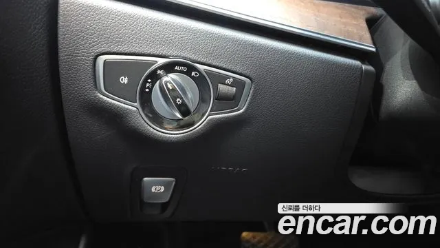 Mercedes-Benz E-Class 2016 thumb 9