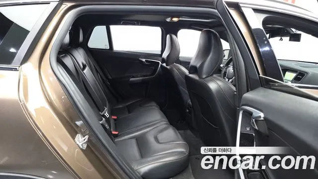 Volvo V60 Cross Country 2015 thumb 12