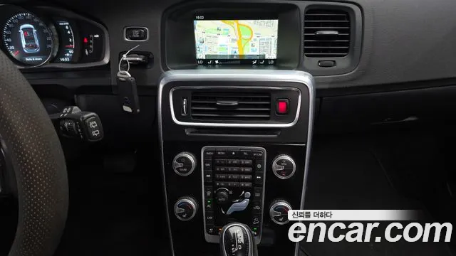 Volvo V60 Cross Country 2015 thumb 10