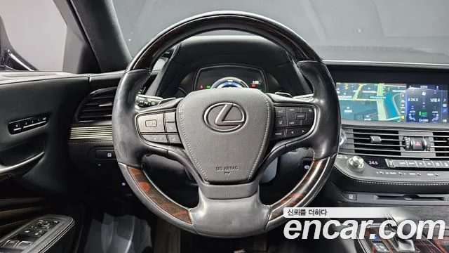 Lexus LS 500h 2018 thumb 10