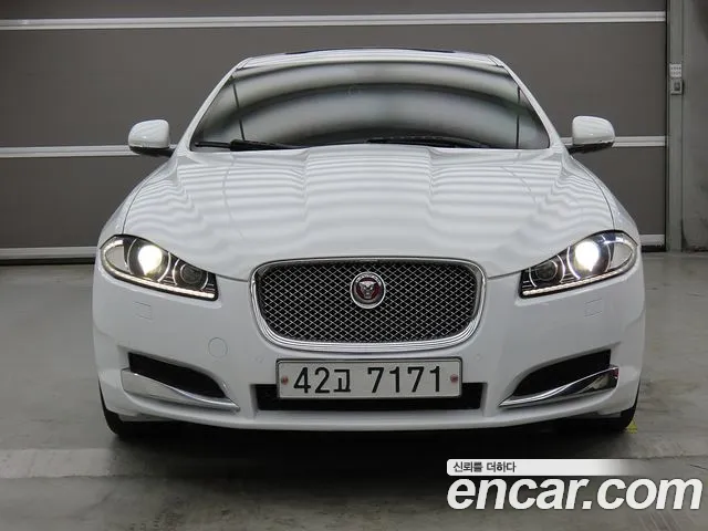 Jaguar XF 2015 thumb 10