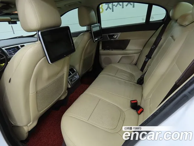 Jaguar XF 2015 thumb 2