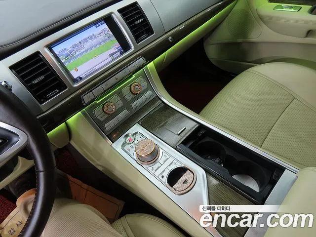 Jaguar XF 2015 thumb 6