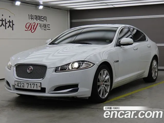 Jaguar XF 2015 thumb 11