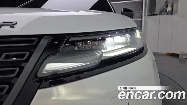 Land Rover Range Rover Velar 2026 thumb 2