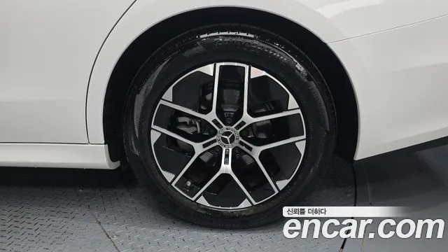 Mercedes-Benz E-Class 2025 thumb 2