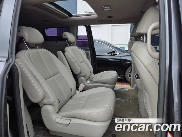Kia Carnival 2015 thumb 10
