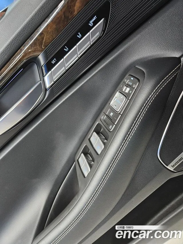 Genesis G90 2018 thumb 4