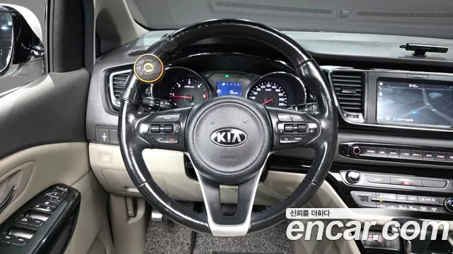 Kia Carnival 2016 thumb 4