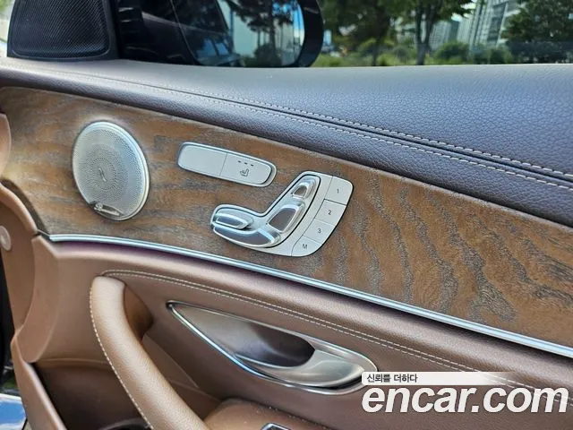 Mercedes-Benz E-Class 2017 thumb 12