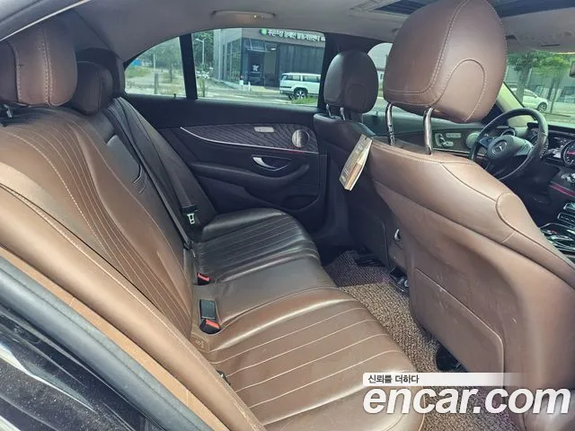 Mercedes-Benz E-Class 2017 thumb 11