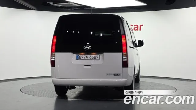 Hyundai Staria 2025 thumb 2