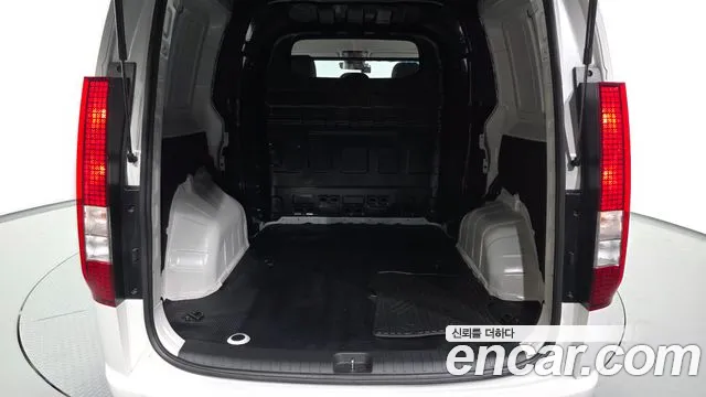 Hyundai Staria 2025 thumb 5