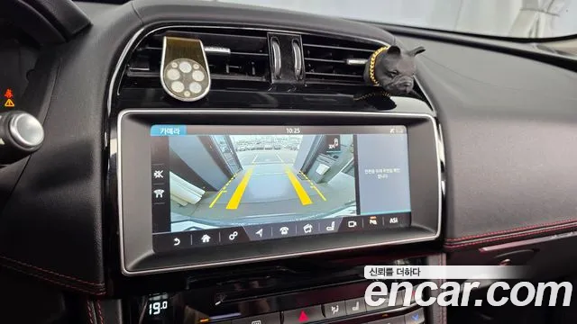Jaguar F-Pace 2016 thumb 6