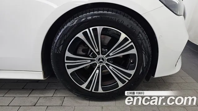 Mercedes-Benz E-Class 2025 thumb 5