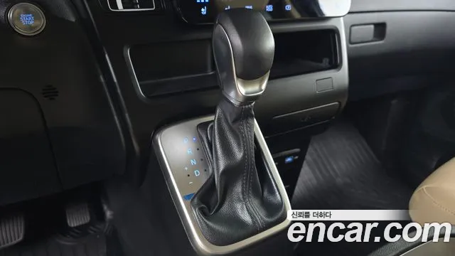Hyundai Staria 2024 thumb 11
