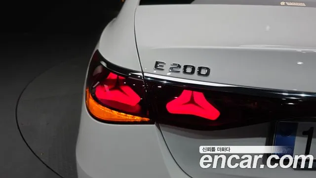Mercedes-Benz E-Class 2025 thumb 12