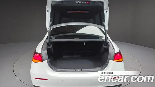 Mercedes-Benz E-Class 2025 thumb 9