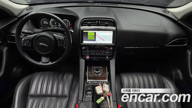 Jaguar F-Pace 2017 thumb 11