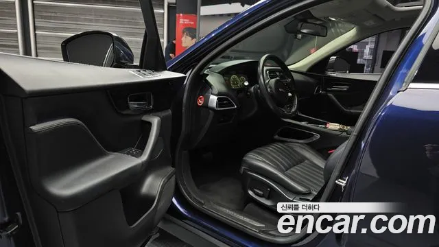 Jaguar F-Pace 2017 thumb 6
