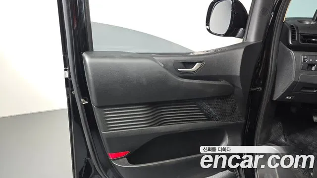 Hyundai Staria 2023 thumb 5