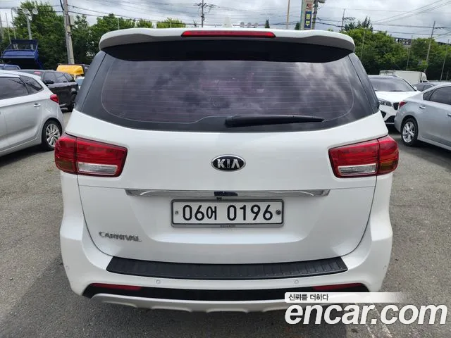 Kia Carnival 2016 thumb 6