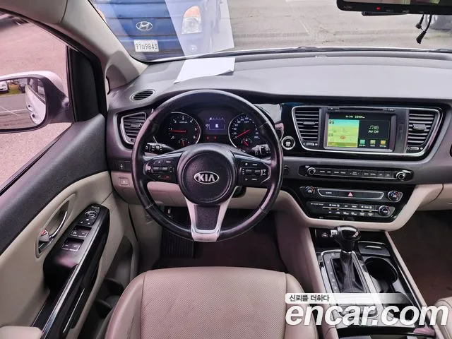 Kia Carnival 2016 thumb 10