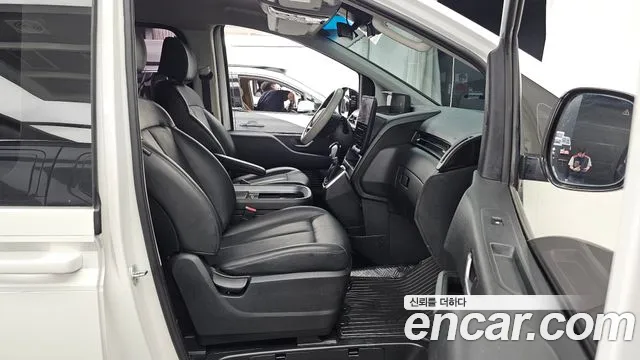 Hyundai Staria 2023 thumb 4