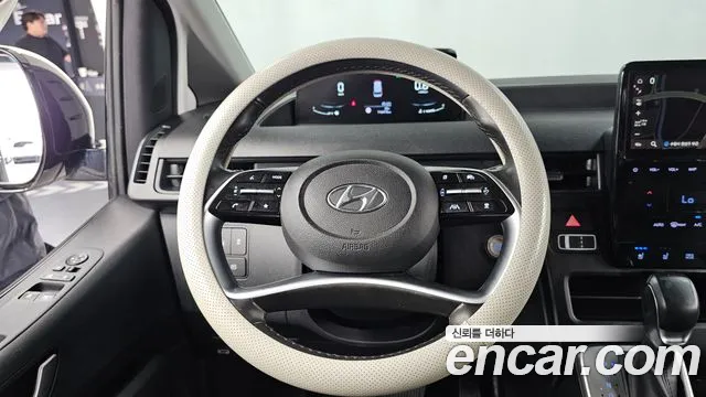 Hyundai Staria 2023 thumb 3