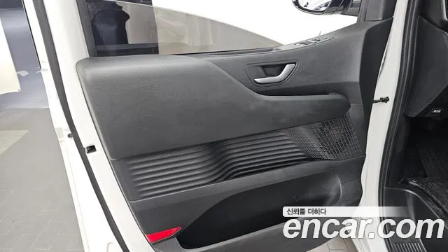 Hyundai Staria 2023 thumb 8
