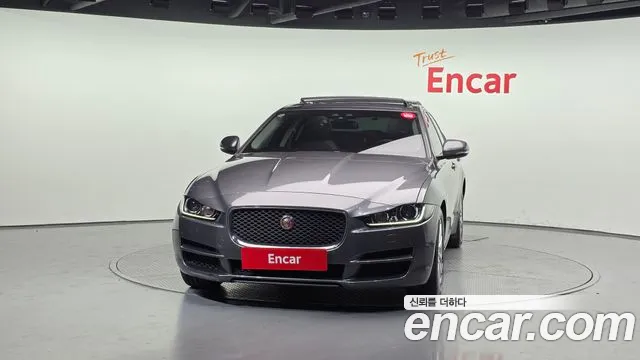 Jaguar XE 2018 thumb 11
