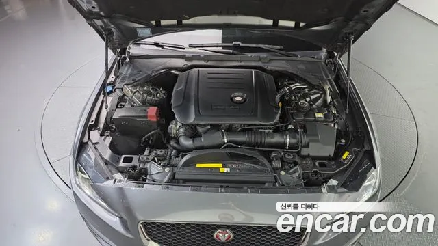 Jaguar XE 2018 thumb 7