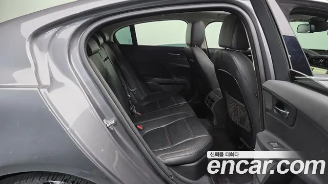 Jaguar XE 2018 thumb 6