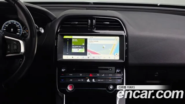 Jaguar XE 2018 thumb 3