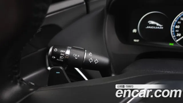 Jaguar XE 2018 thumb 12