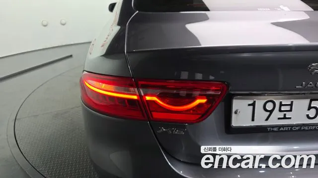 Jaguar XE 2018 thumb 8