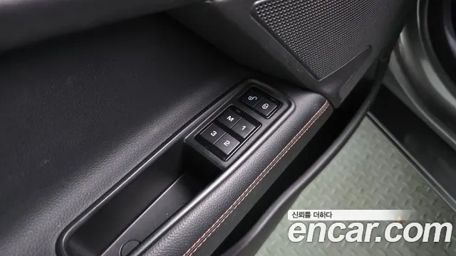 Jaguar XE 2018 thumb 5