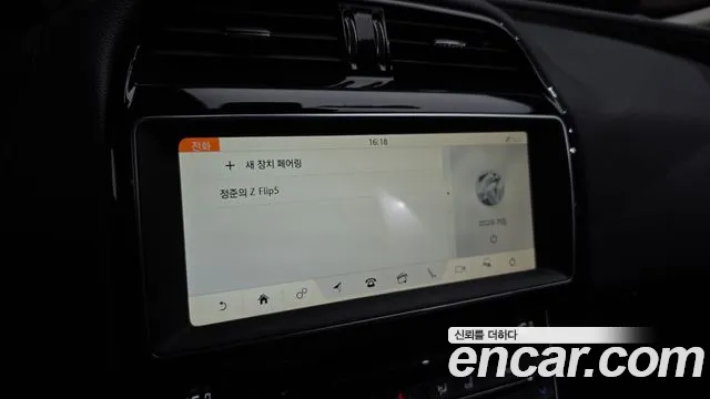 Jaguar XE 2018 thumb 9